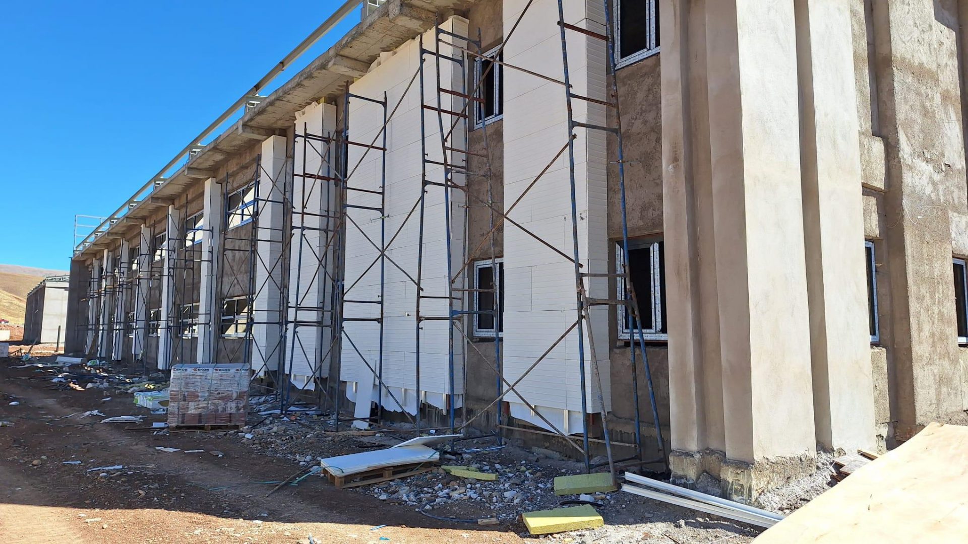 Şantiyede metal alt sistem üzerine monte edilmiş GRC Board levhaları