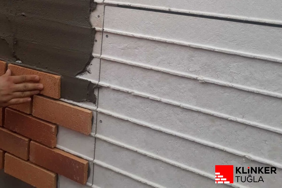 Kanallı panel üzerinde klinker tuğla uygulaması yapan usta